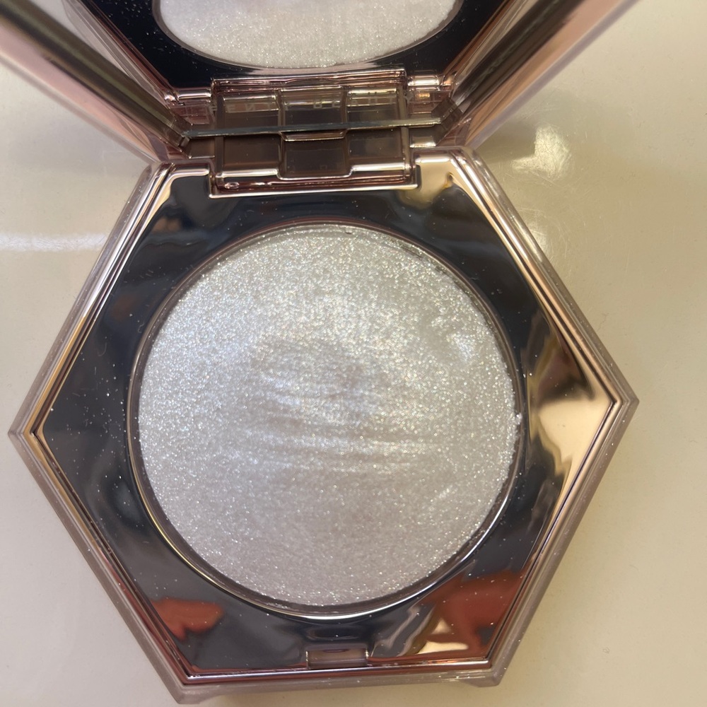 Fenty Beauty Diamond Bomb Highlighter - How Many Carats?!